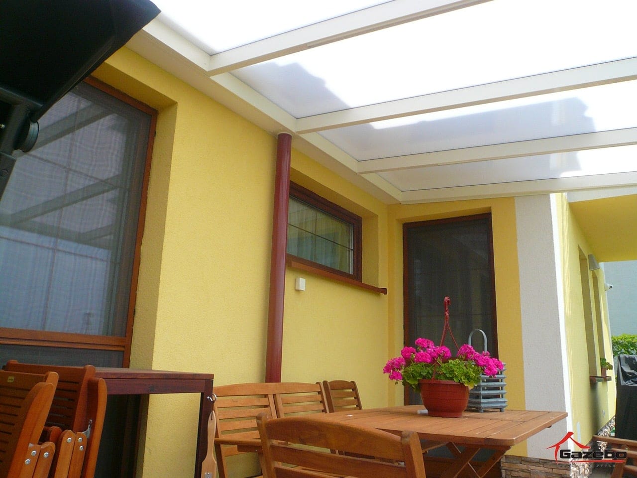 Basic Class pergola a saját rendszerünkkel az esőcsatorna megkerülésére