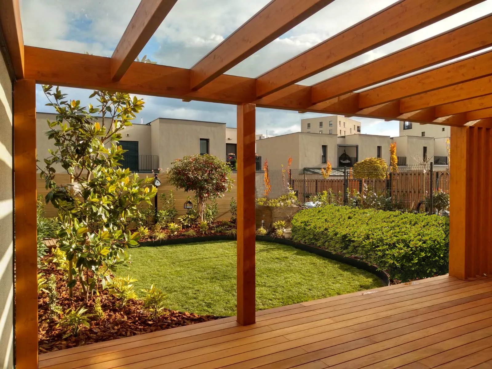 Fenix fa pergola — így keltse életre pergoláját és kertjét