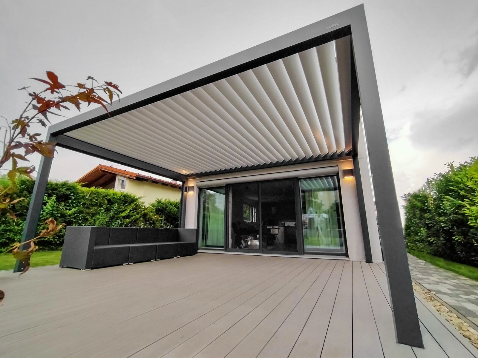Bioklimatikus pergola állítható lamellákkal