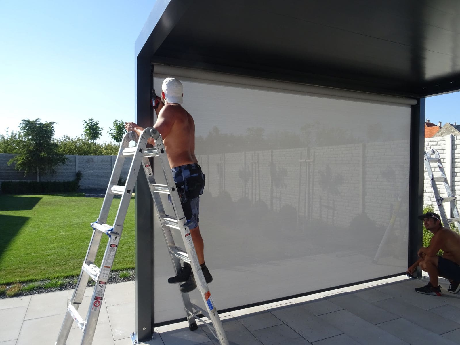 Az alumínium bioklimatikus pergola frontárnyékolása