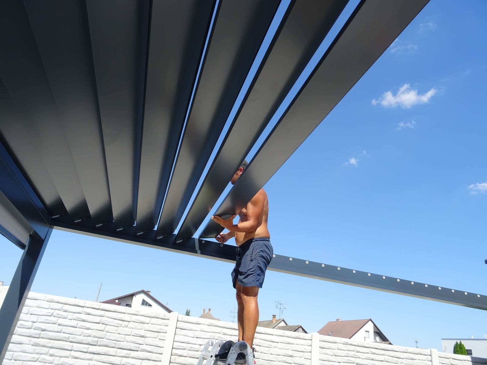 A bioklimatikus pergola alumínium lamelláinak behelyezése