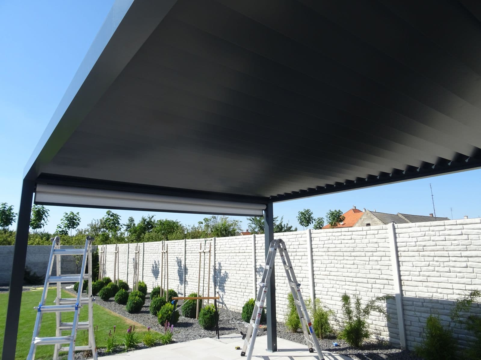 Az alumínium bioklimatikus pergola lamelláinak billentése