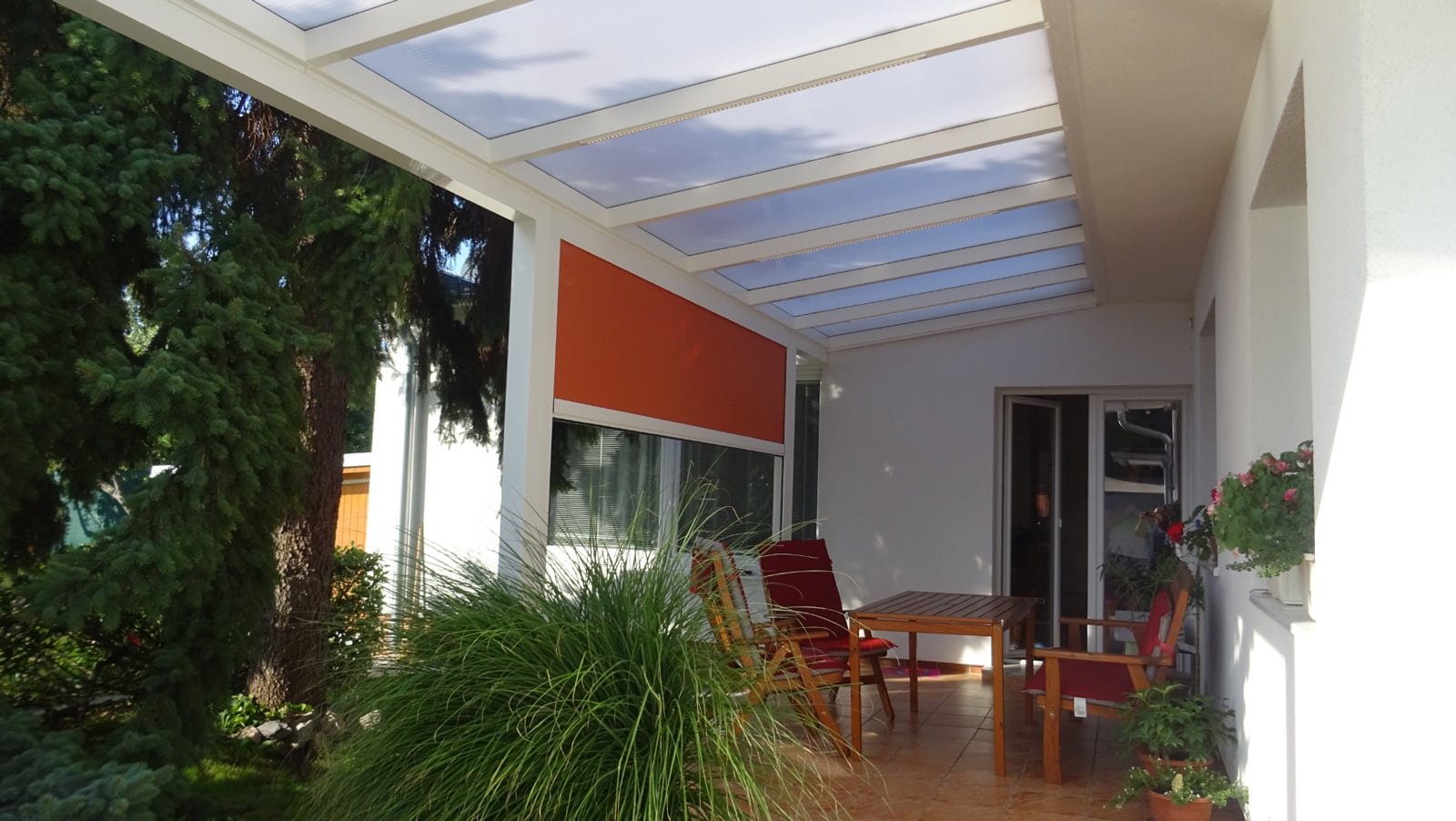 Alumínium pergola homlokzati árnyékolással