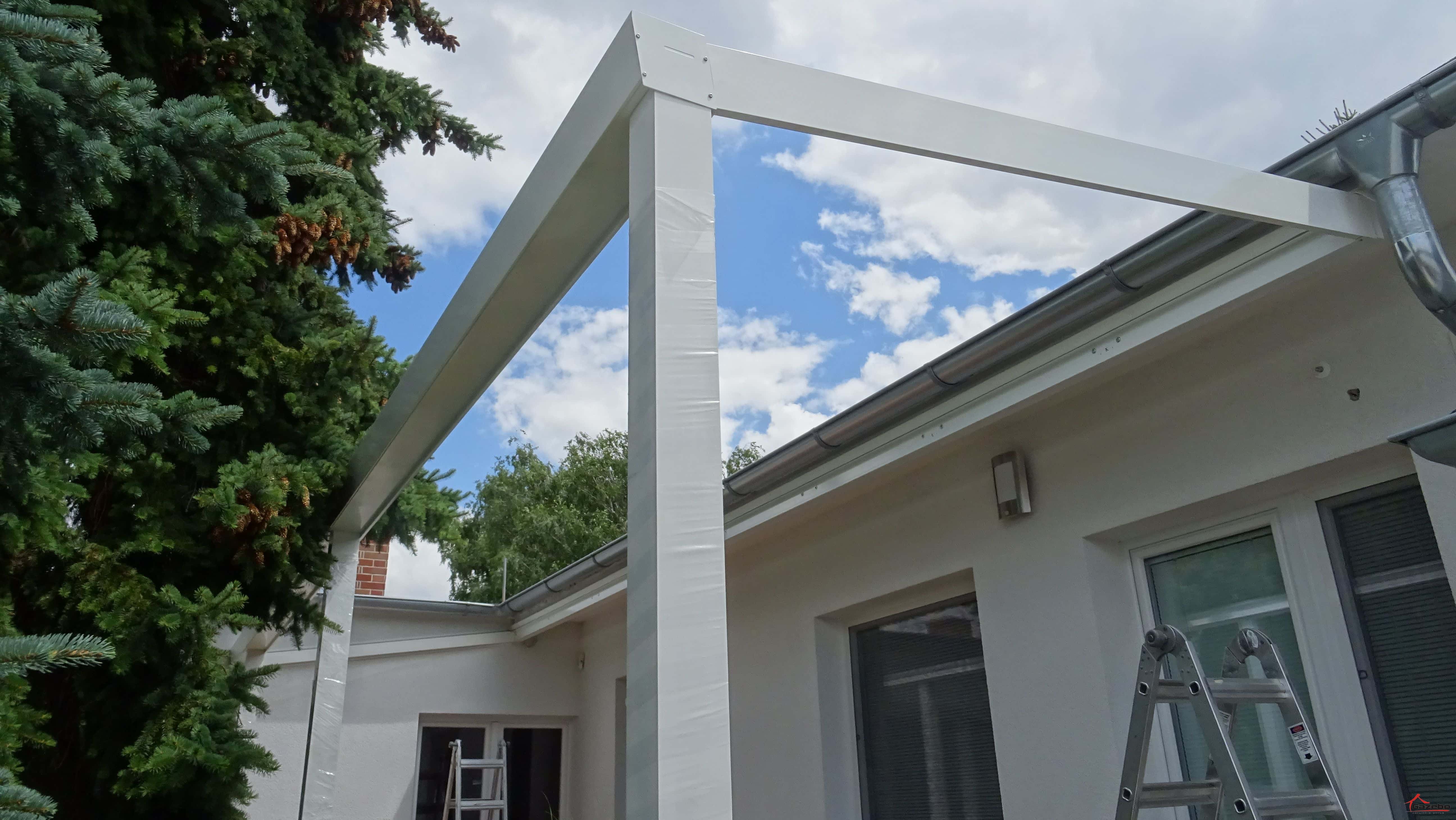 Fehér alumínium pergola a tető átépítése közben