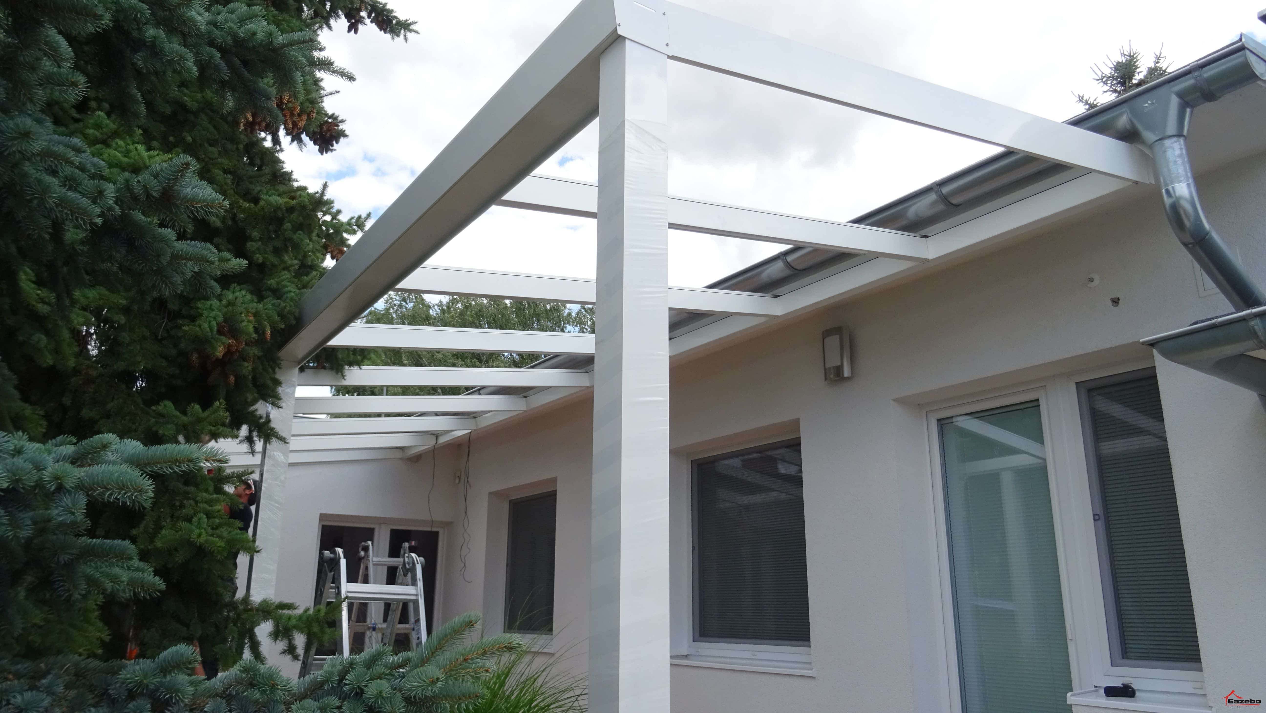 Fehér alumínium pergola a tető átépítése közben