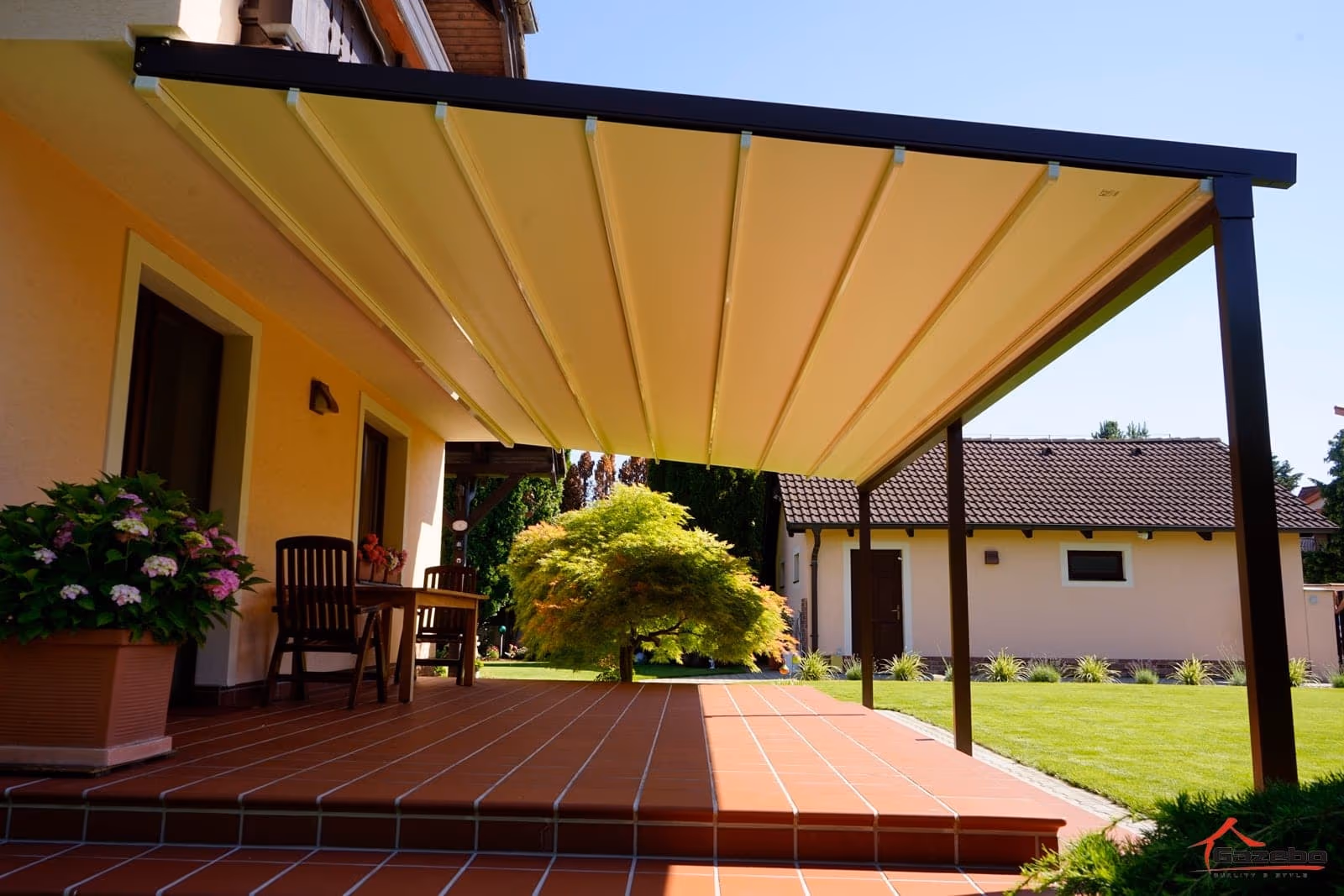 Modern Solaris alumínium pergola árnyékolóval egy ház mellett