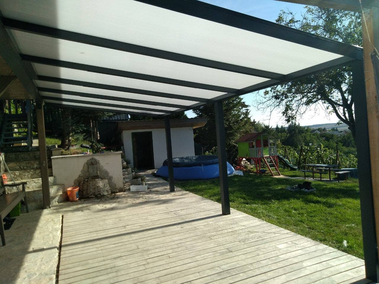 Basic Class alumínium pergola egy családi ház mellett