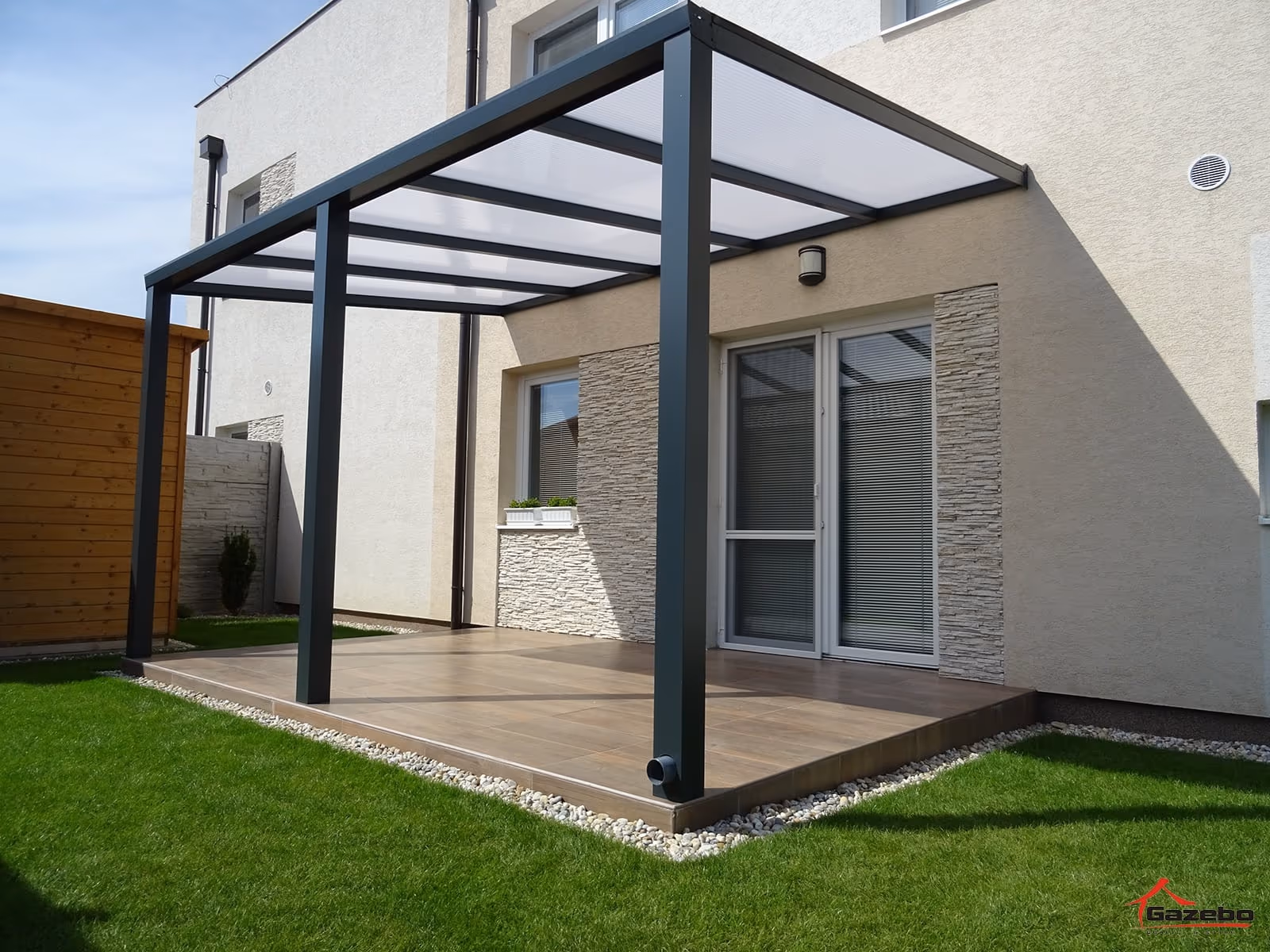 Méretstabil Basic Class alumínium pergola egy ház mellett