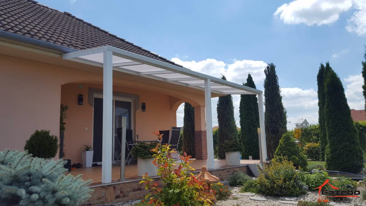 A fehér Basic Class alumínium pergola modern dizájnja
