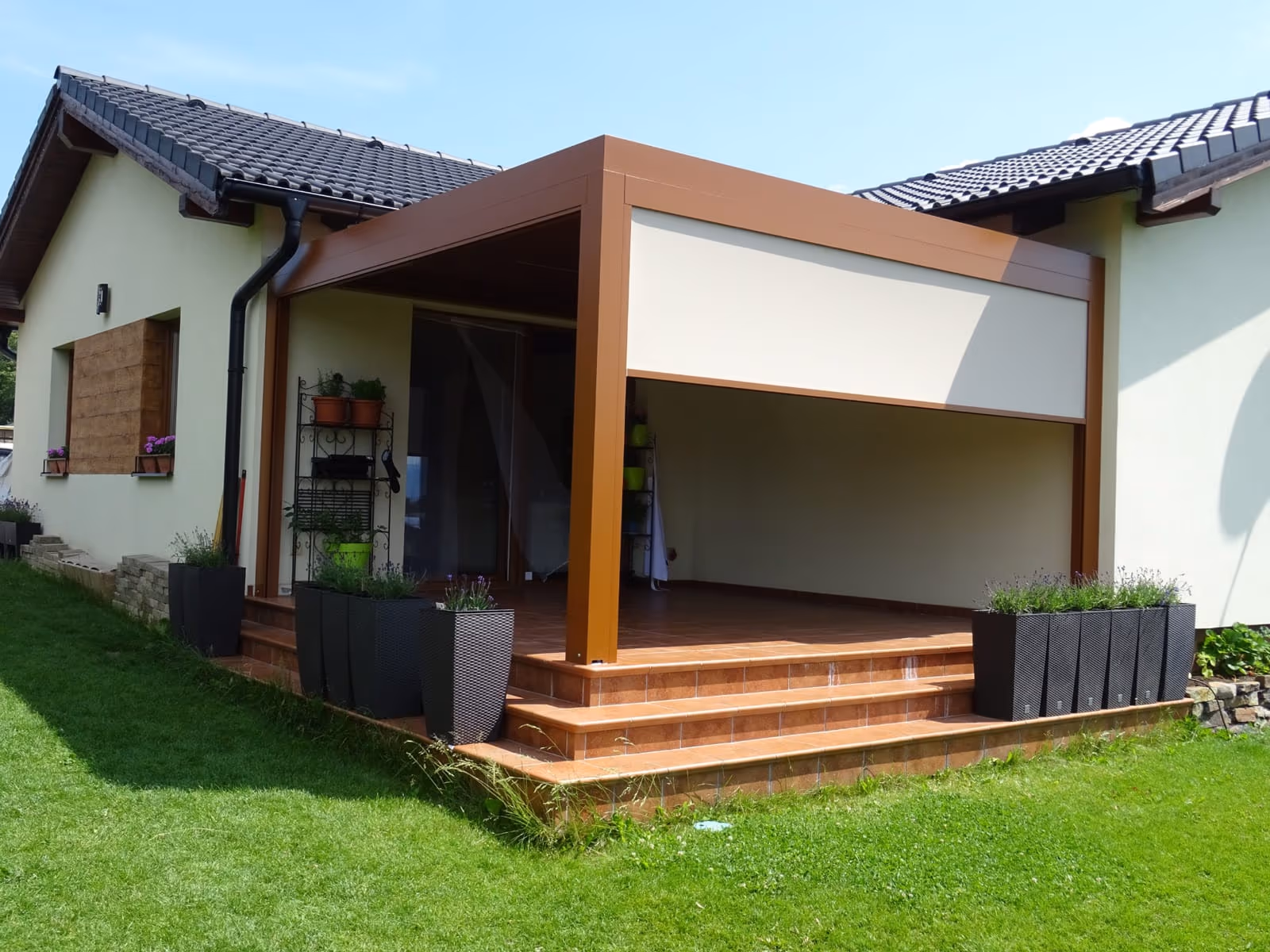 Bioklimatikus alumínium pergola modern dizájnja egy kertben