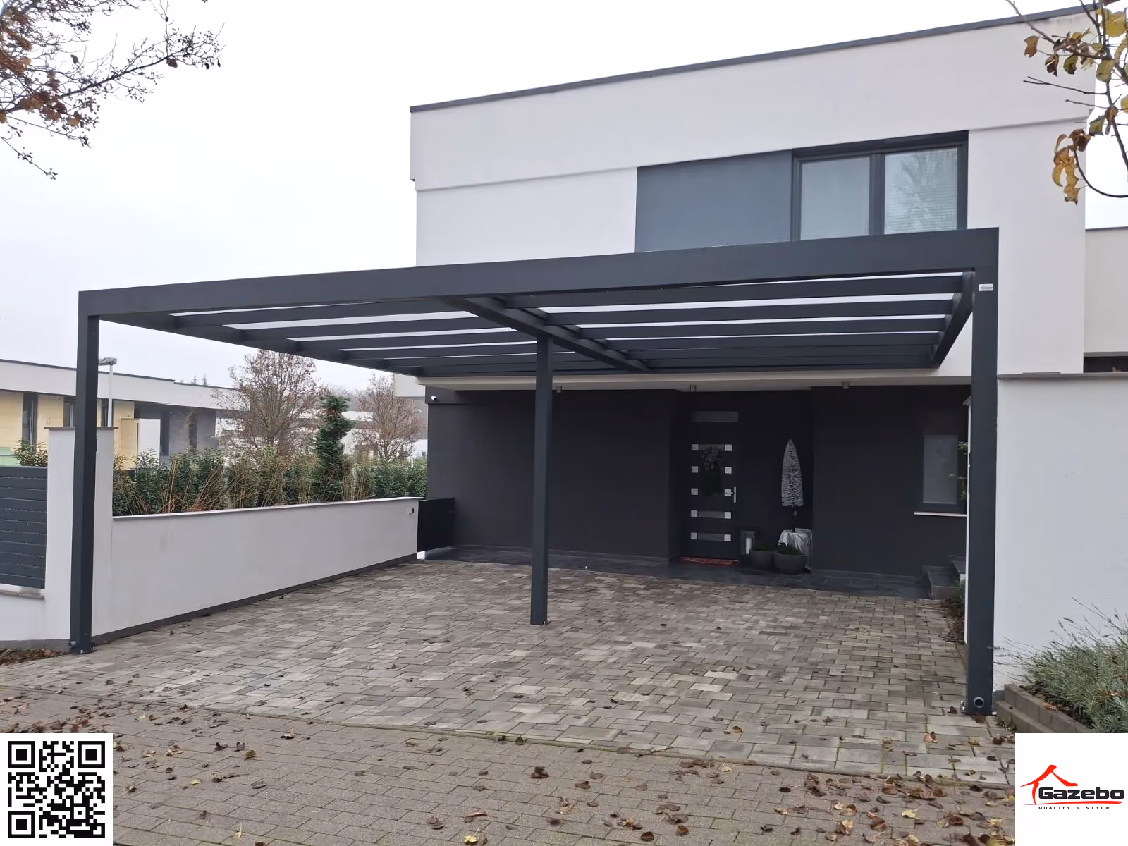 Egyedi alumínium carport egy családi ház mellett