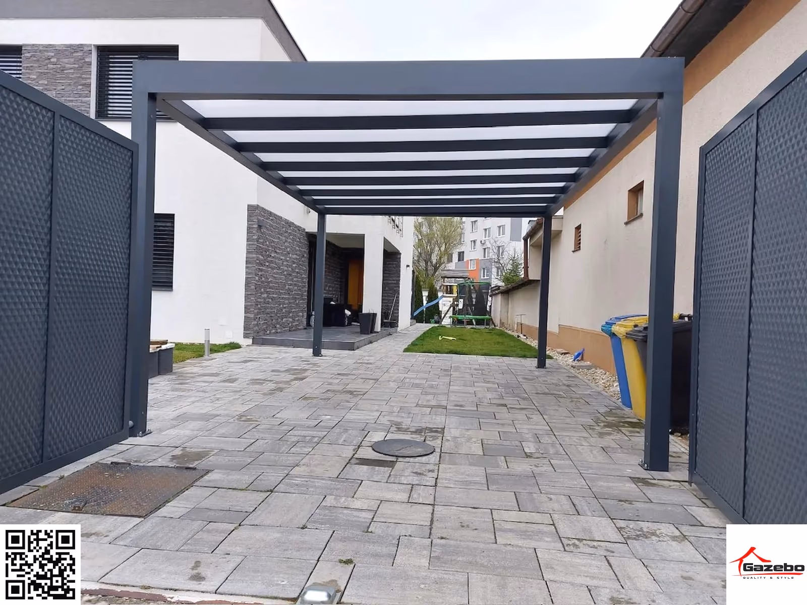 Alumínium carport a behajtónál, két díszes kapu között egy családi háznál