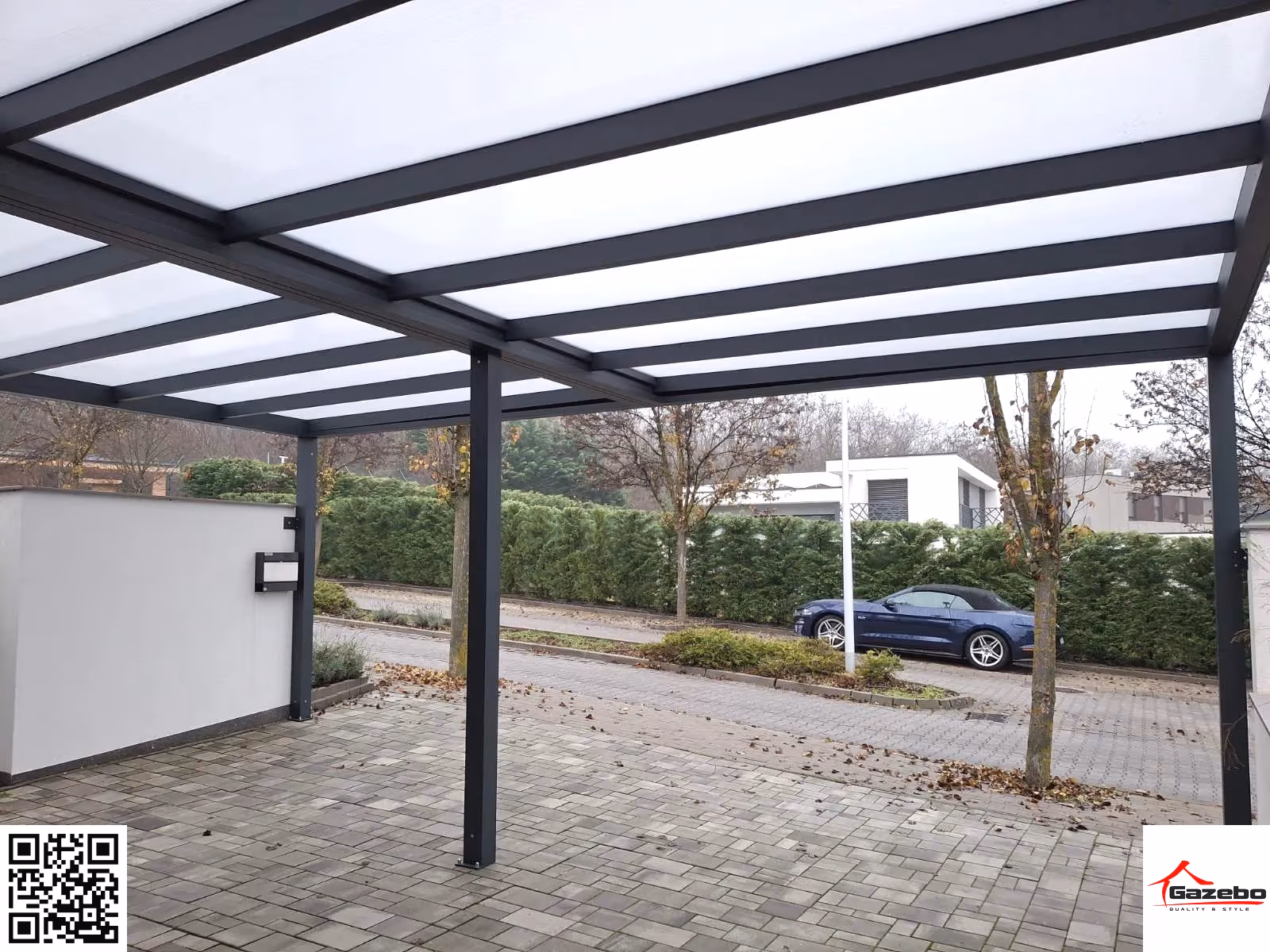 Egyedi alumínium carport egy kocsibejáró mellett