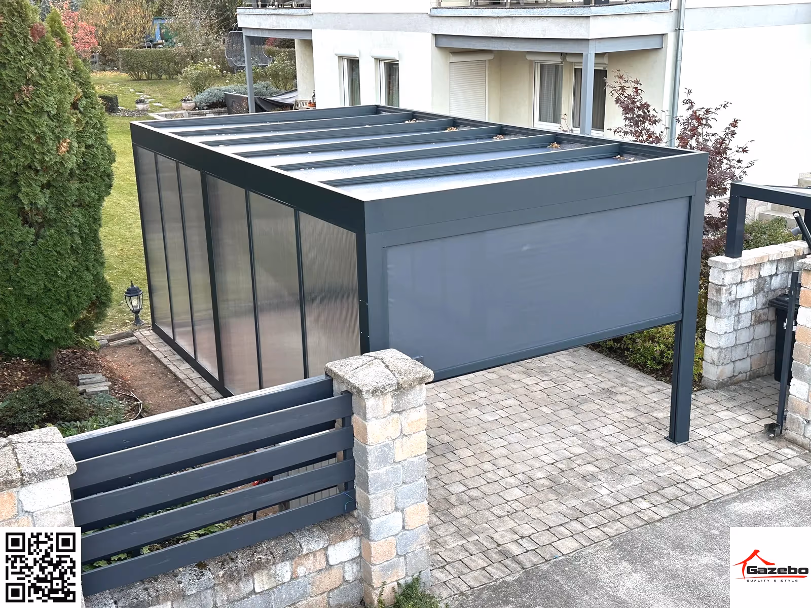Alumínium carport egy modern családi ház mellett
