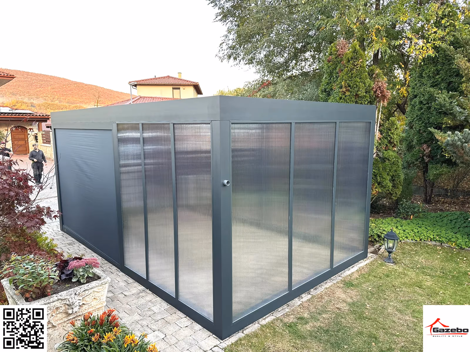 Modern fehér alumínium carport egy ház mellett