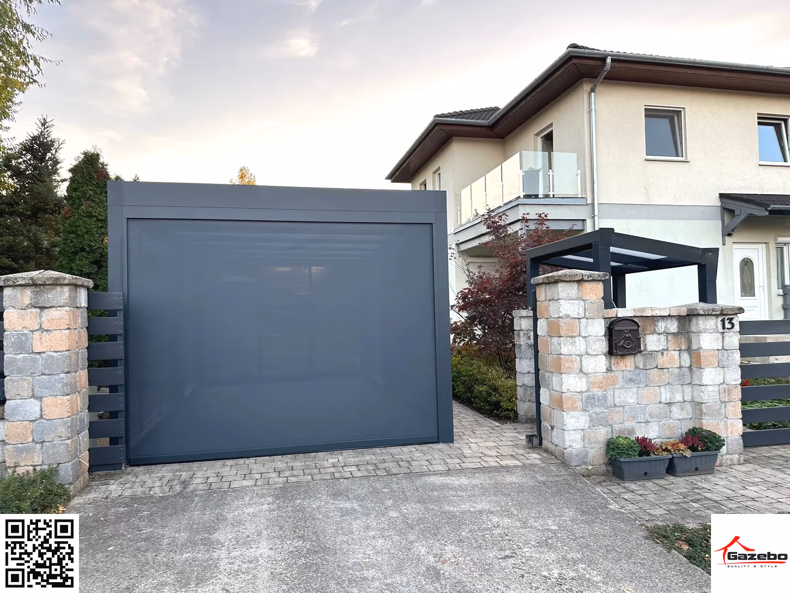 Alumínium carport két autó számára egy családi ház kertjében