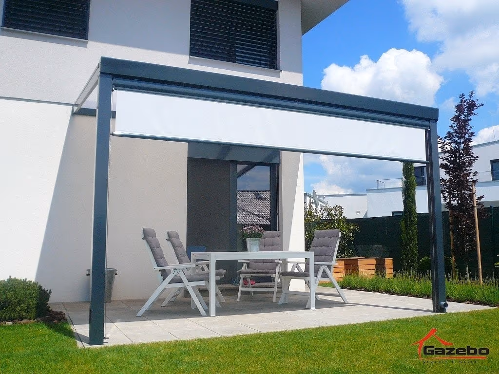 Economic Class alumínium pergola egy modern, fehér ház mellett
