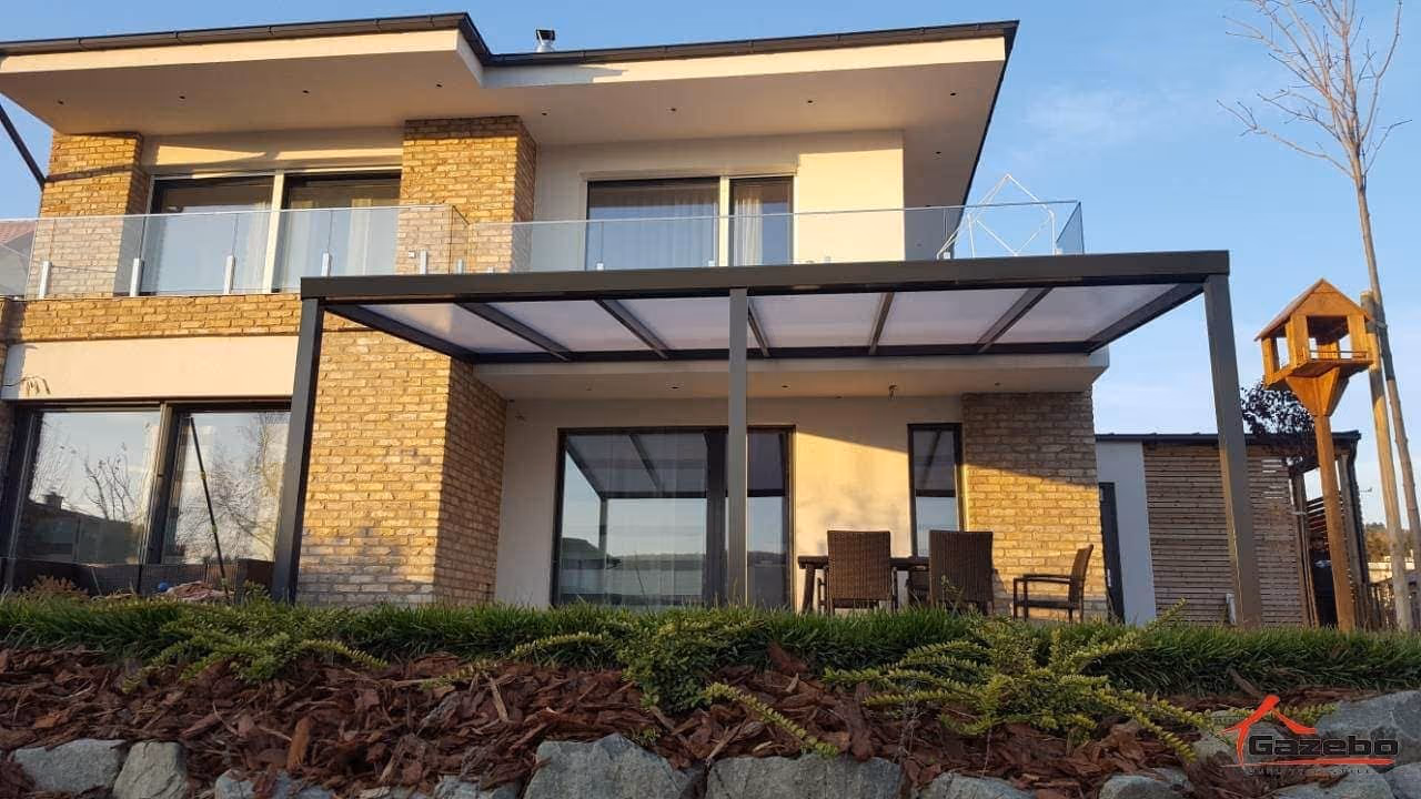 Economic Class alumínium pergola egy téglaházas családi ház mellett