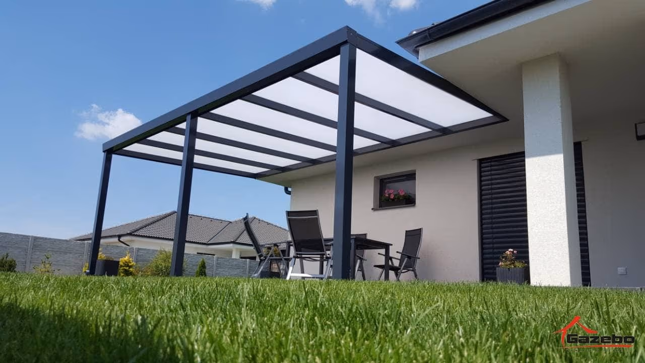 Antracit Economic Class alumínium pergola fehér ház mellett teraszülővel és gyeppel