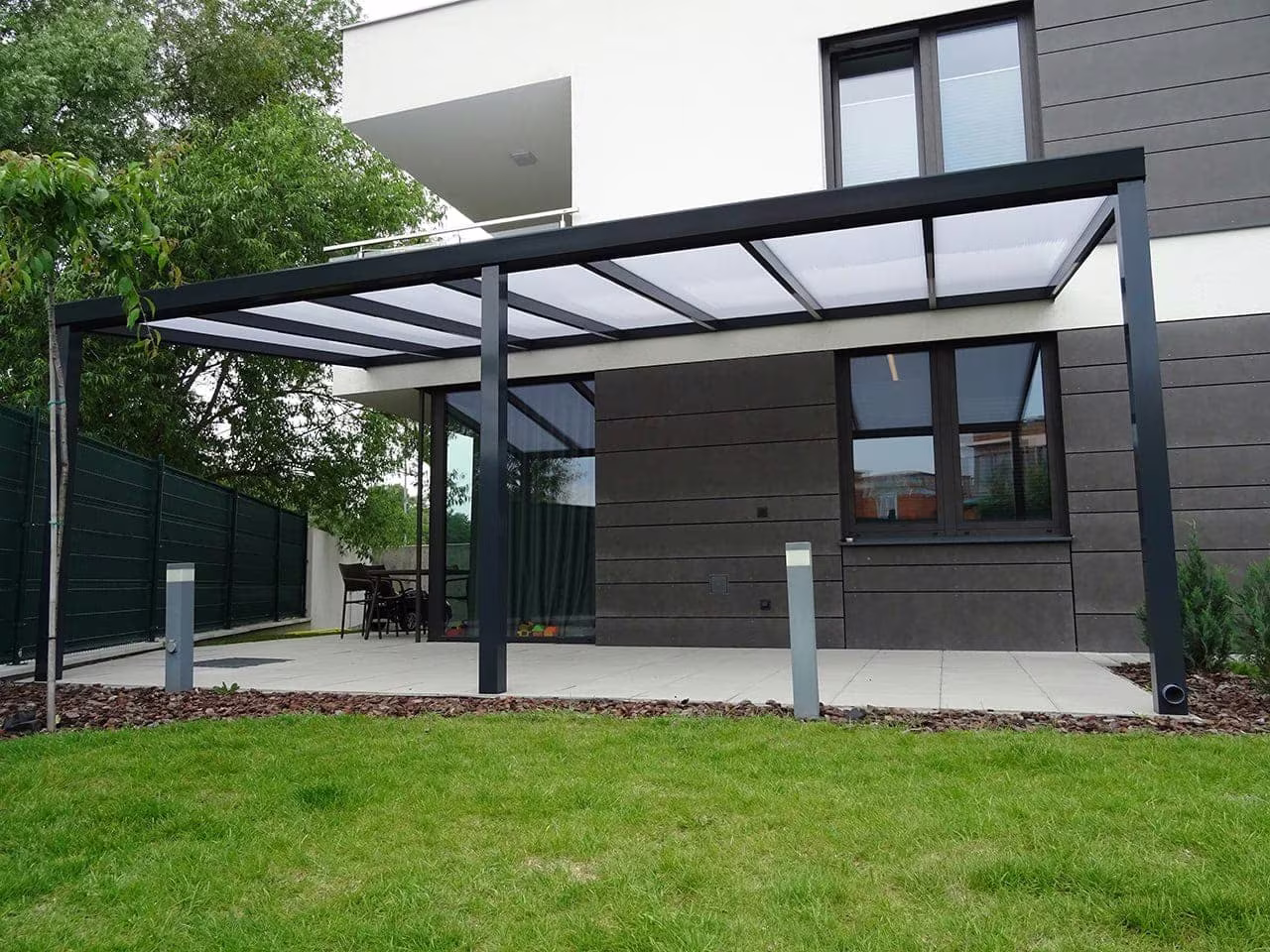 Antracit Economic Class alumínium pergola modern ház mellett gyeppel