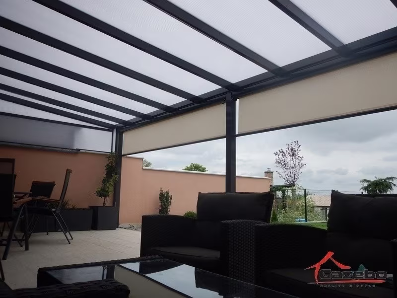 Antracit Economic Class alumínium pergola terasz fölött rattan lounge garnitúrával