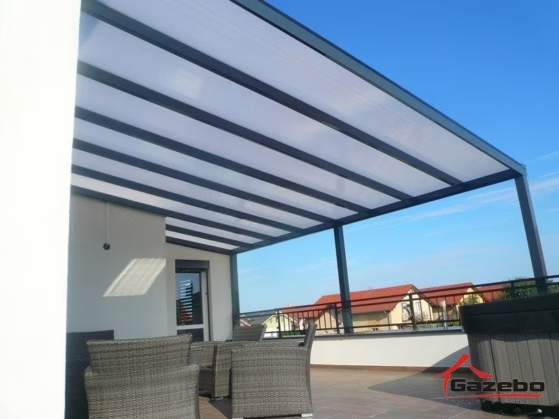 Antracit Economic Class alumínium pergola tetőteraszon rattan ülőgarnitúrával