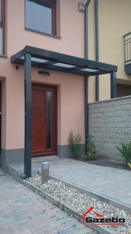 Antracit Economic Class alumínium pergola előtetőként rózsaszín ház bejárata fölött