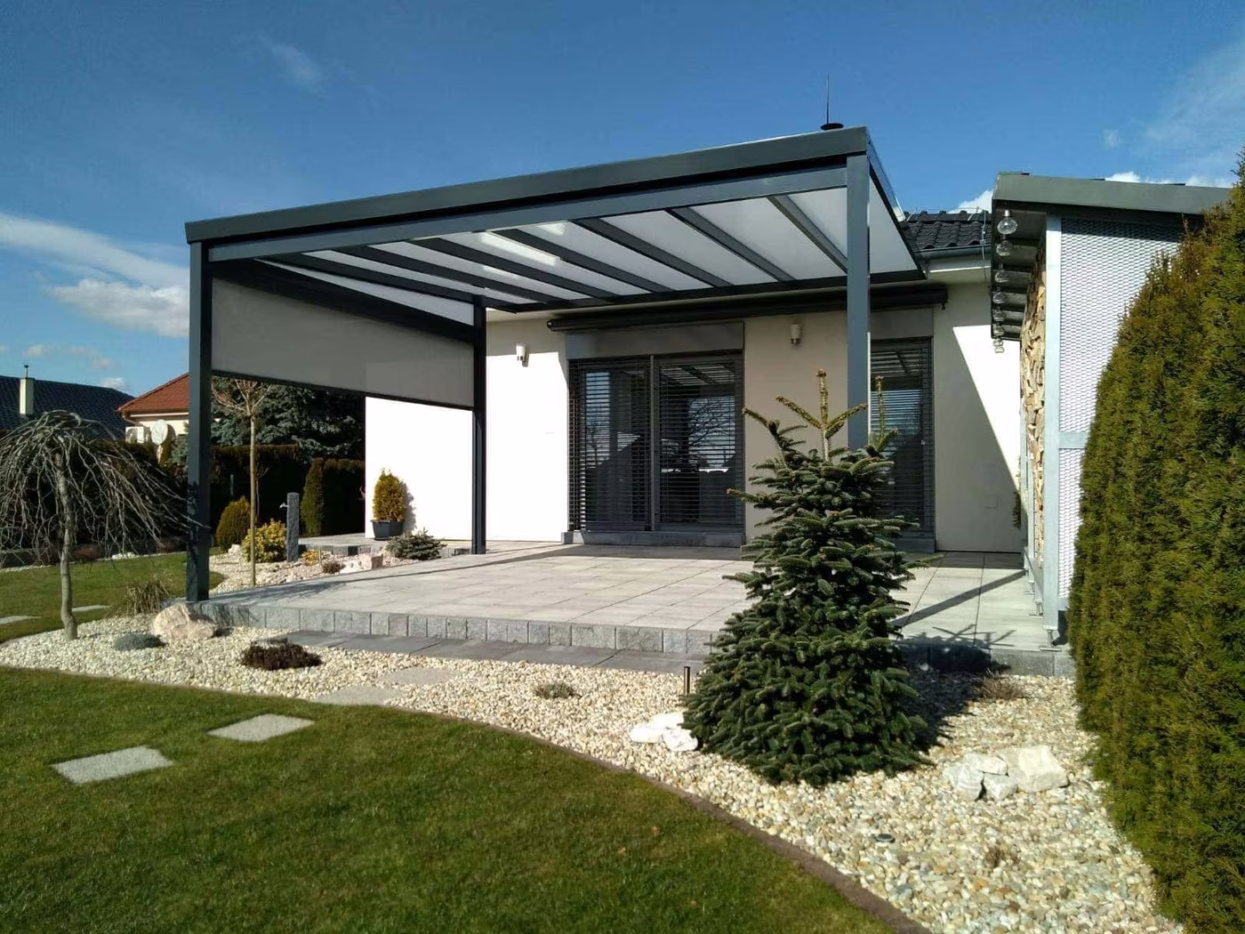 Antracit Economic Class alumínium pergola modern fehér ház mellett rendezett kerttel