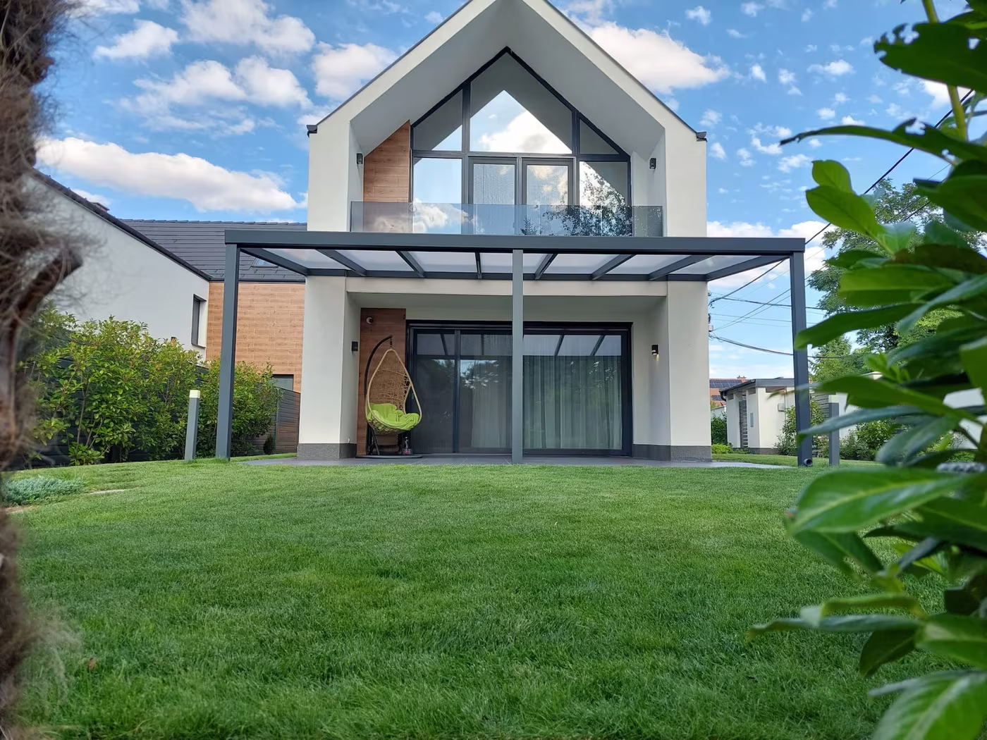 Antracit Economic Class alumínium pergola modern, nyeregtetős ház terasza fölött