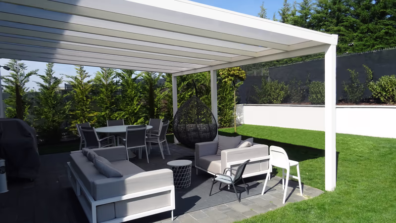 Fehér Economic Class alumínium pergola 16 mm-es polikarbonát tetővel
