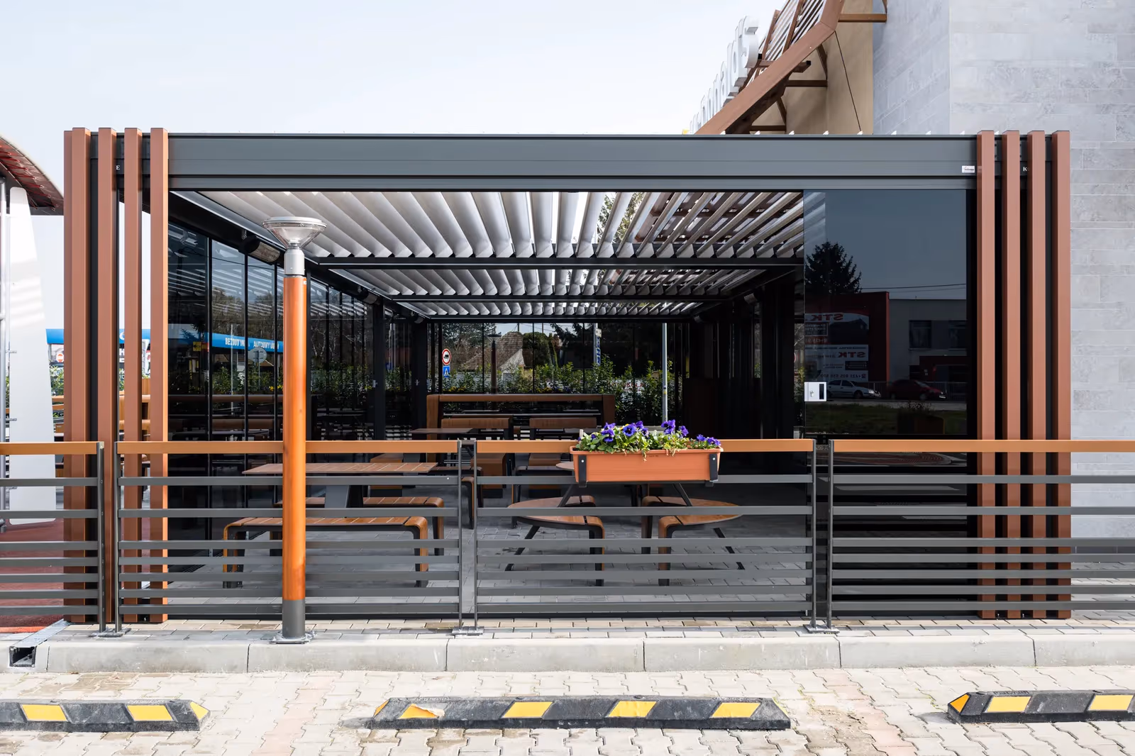 Bioklimatikus pergola integrált LED-világítással esti környezetben