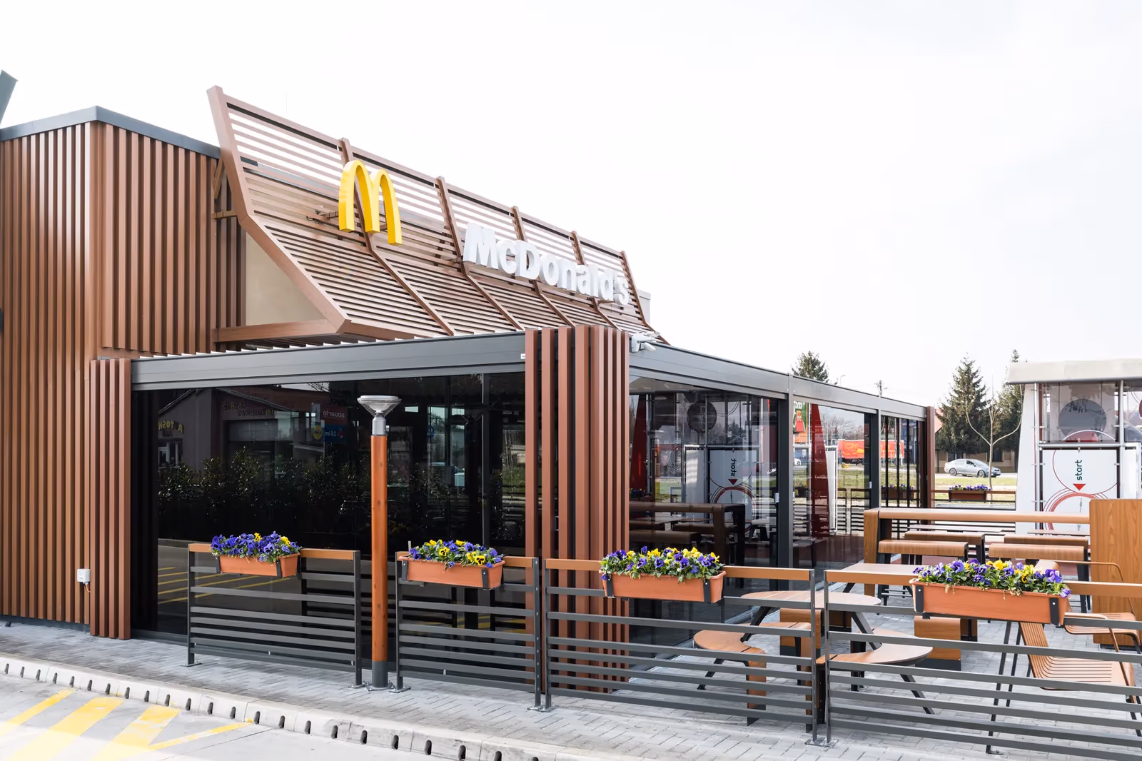 Karbantartásmentes exkluzív bioklimatikus alumínium pergola egy modern ház mellett