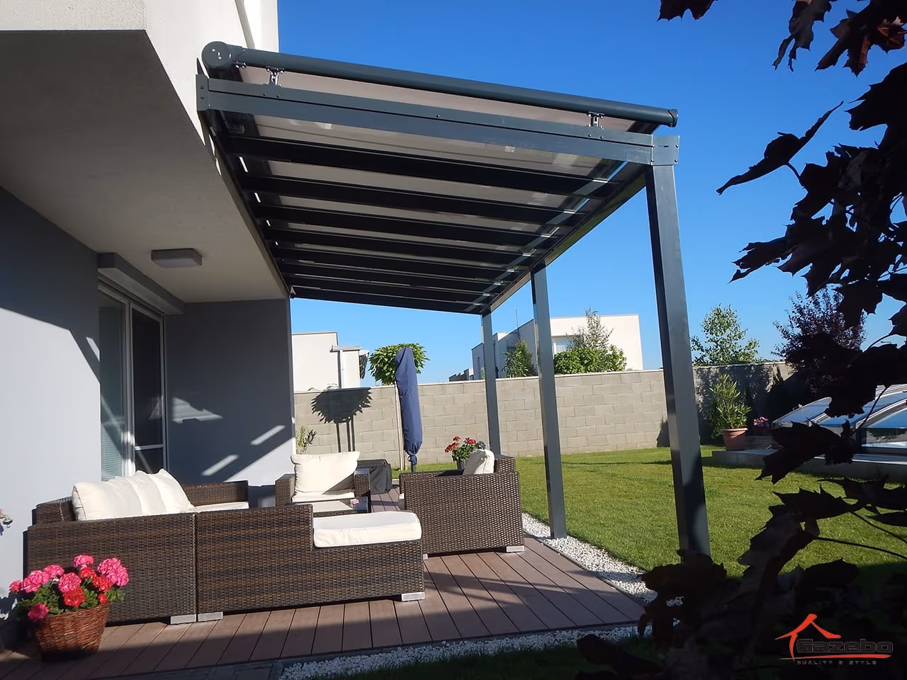 Berendezett Top Class alumínium pergola ratanbútorral egy teraszon