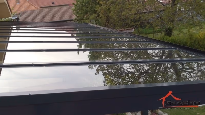 Top Class alumínium pergola kilátással a medencés kertre