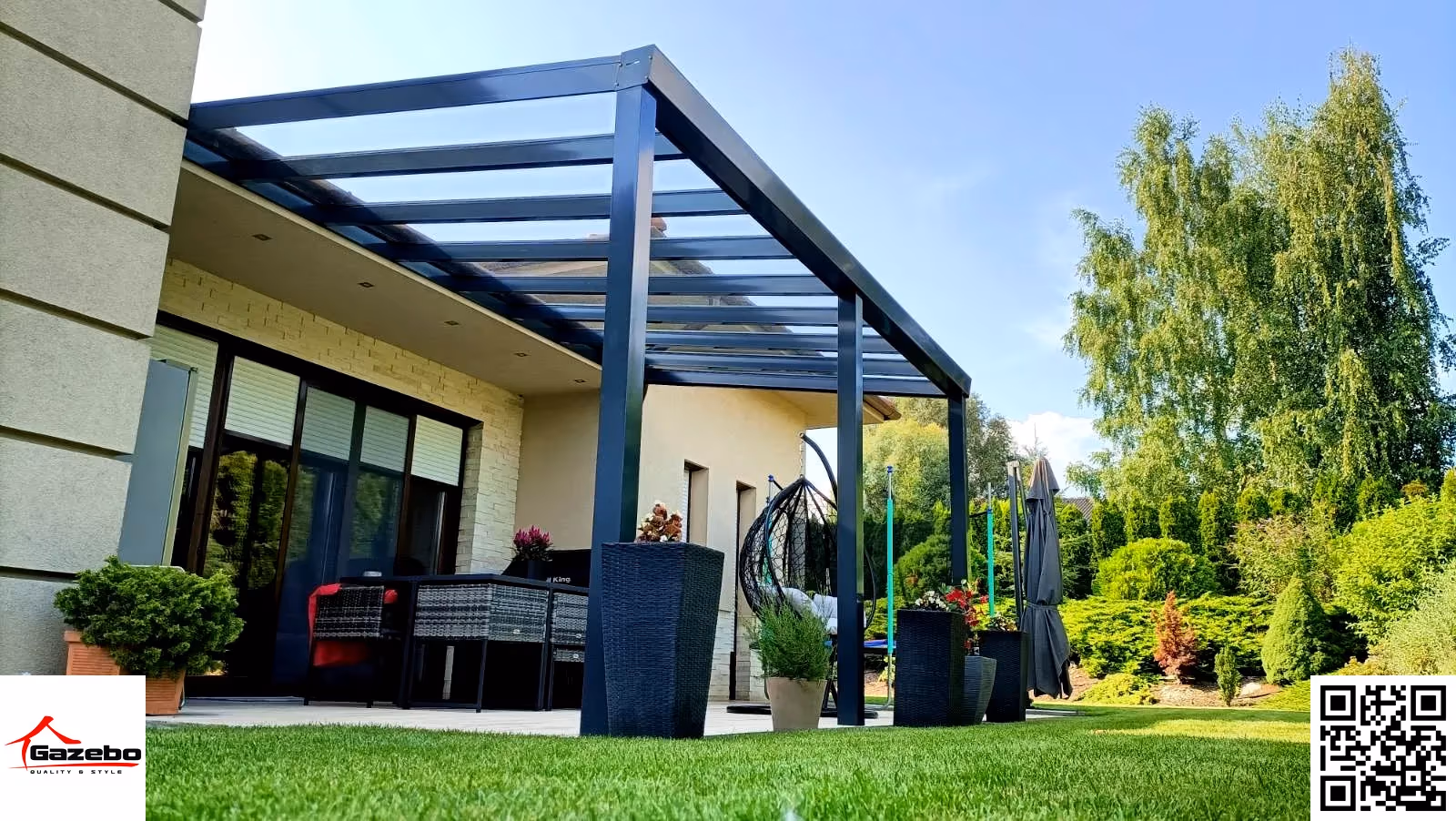 Elkészült Top Class alumínium pergola egy családi ház kertjében