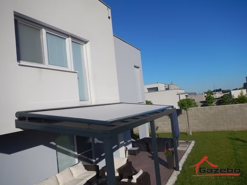 Antracit Top Class alumínium pergola homlokzati árnyékolóval teraszon modern fehér ház mellett