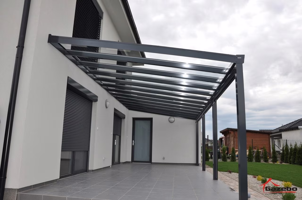 Antracit Top Class alumínium pergola burkolt terasz fölött redőnyös ház mentén