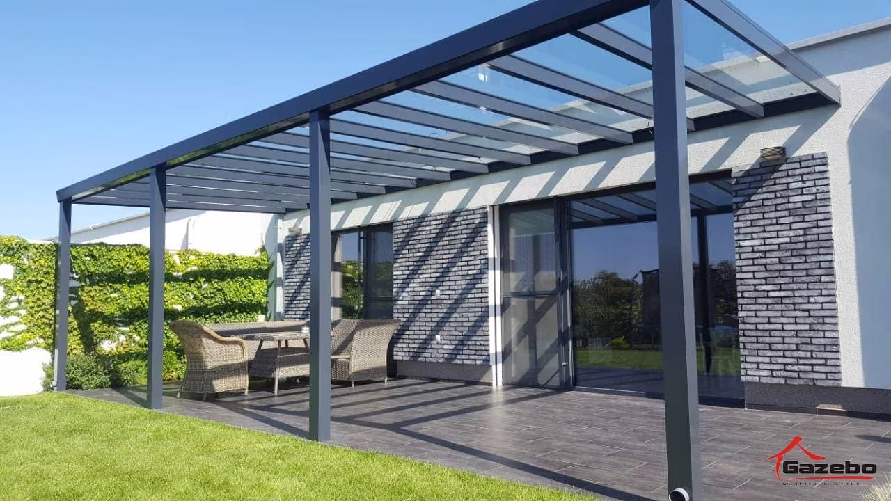 Antracit Top Class alumínium pergola fa terasz fölött rattan üléssel modern ház mellett