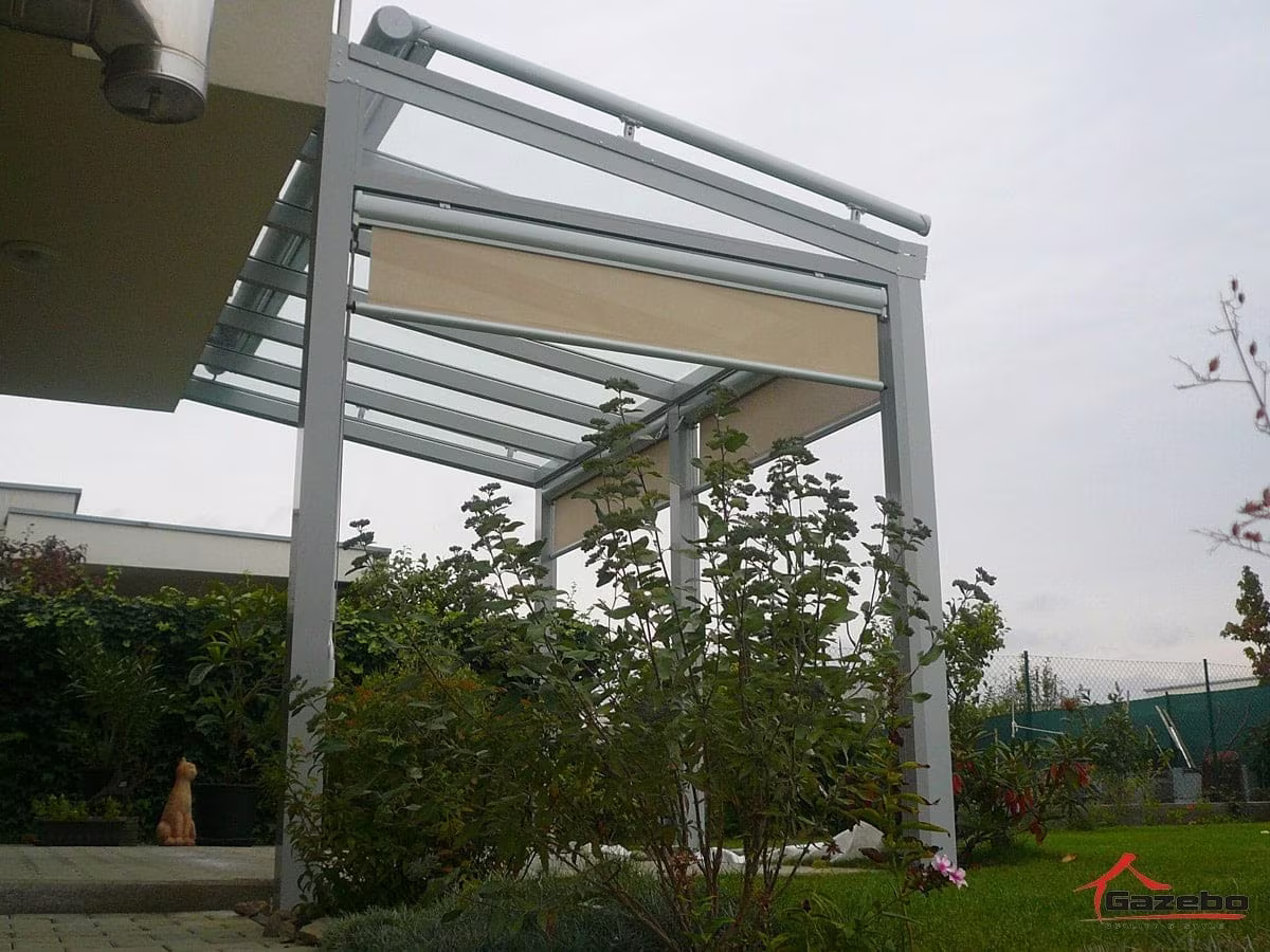 Fehér Top Class alumínium pergola homlokzati árnyékolóval terasz fölött a kertben
