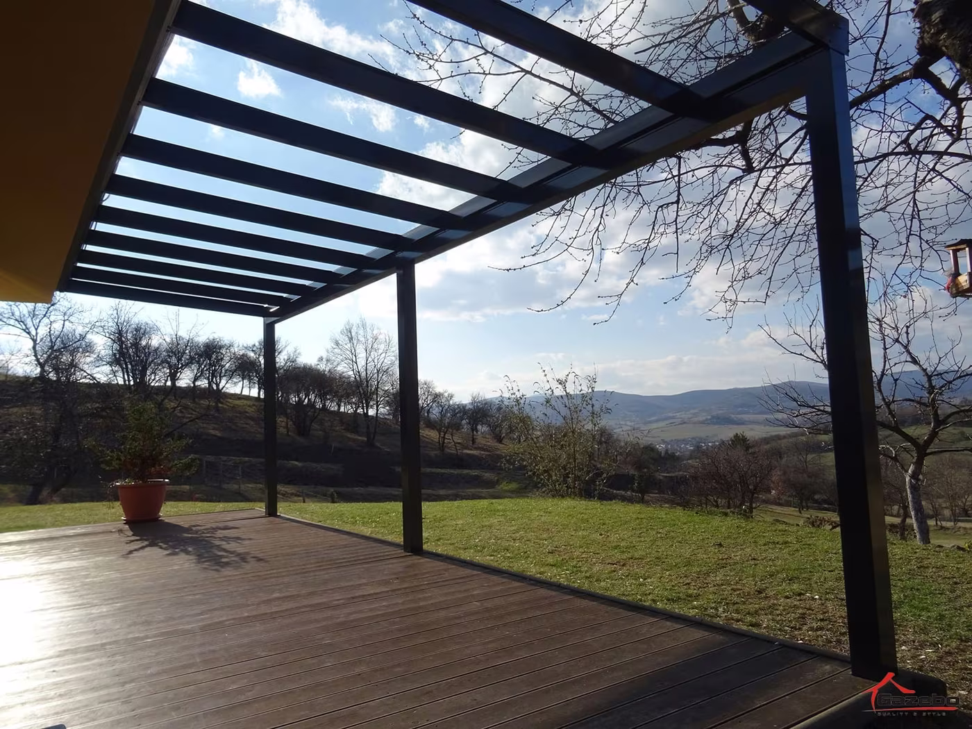 Antracit Top Class alumínium pergola fa terasz fölött tájra néző kilátással