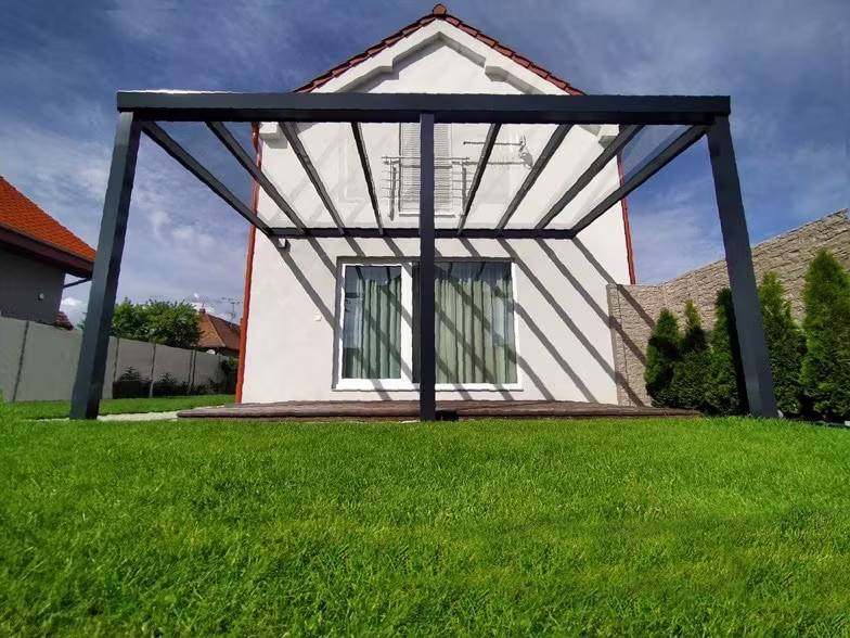 Antracit Top Class alumínium pergola fehér, nyeregtetős ház mellett üvegezett ajtókkal
