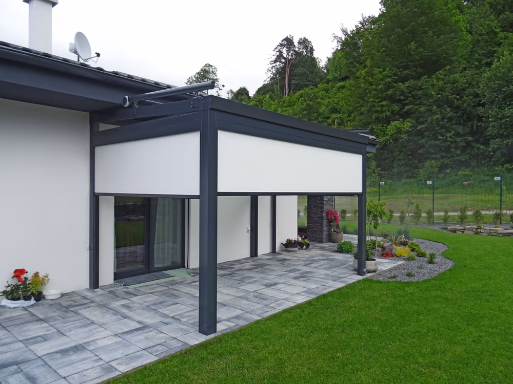 Top Class alumínium pergola homlokzati elektromos rolóval