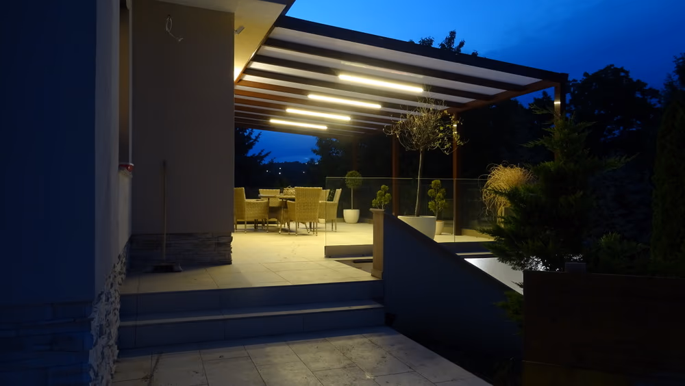 A Top Class alumínium pergola szarufájába integrált LED-világítás