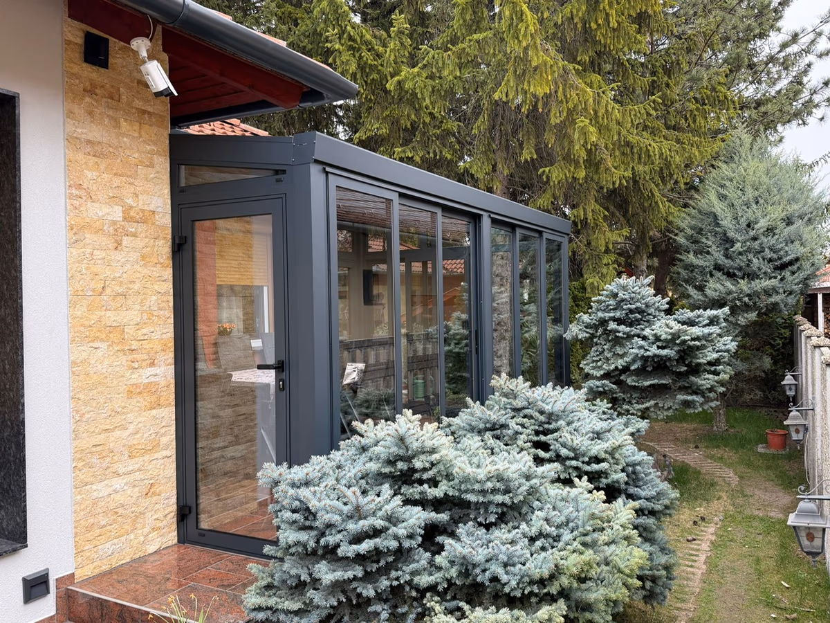 Üvegezett alumínium télikert a Top Class pergola bővítéseként a ház mellett