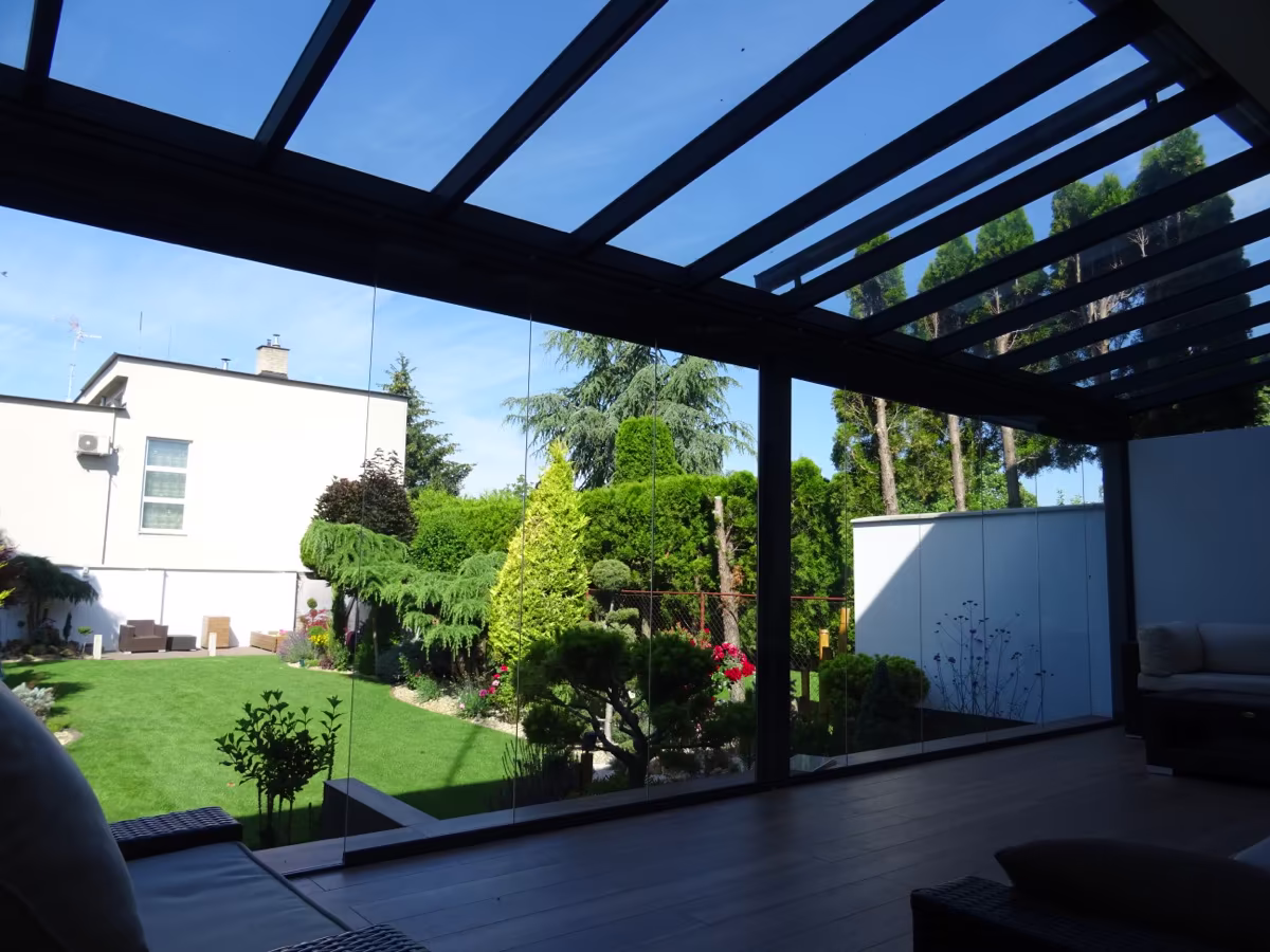 Top Garden 1 télikert, amely egy alumínium pergola beüvegezésével jött létre