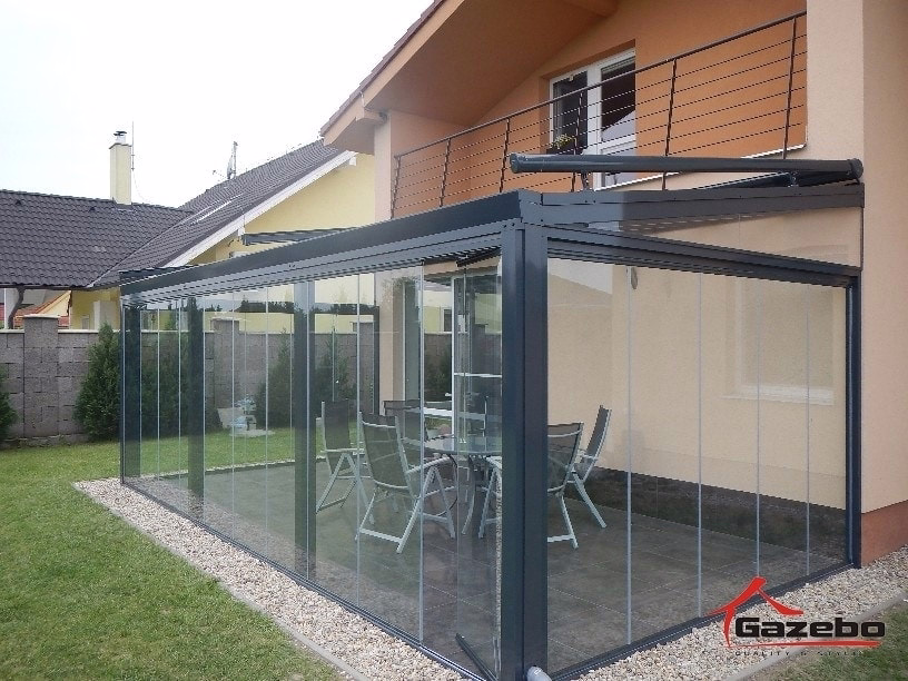 A Top Garden 1 télikert hőszigetelő üvege a kertre néző kilátással