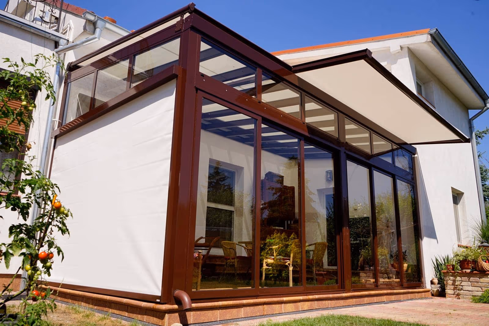 A Top Garden 2 télikert hőszigetelő üvege a kertre néző kilátással