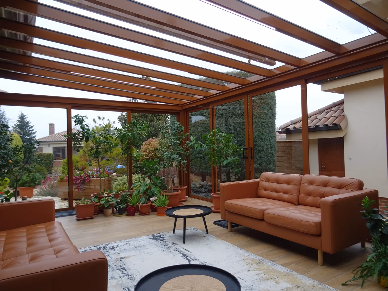 A Top Garden 2 alumínium télikert modern formavilága egy ház mellett